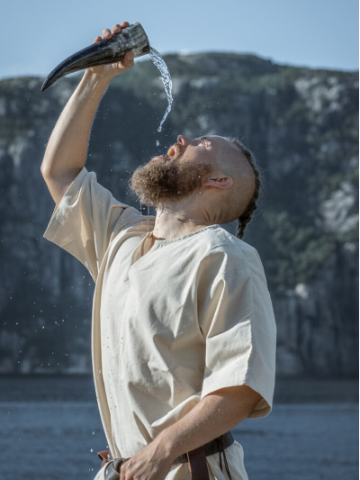 Trollfelsen Männer Tunika Odilo Olaf Leonardo Carbone natur1